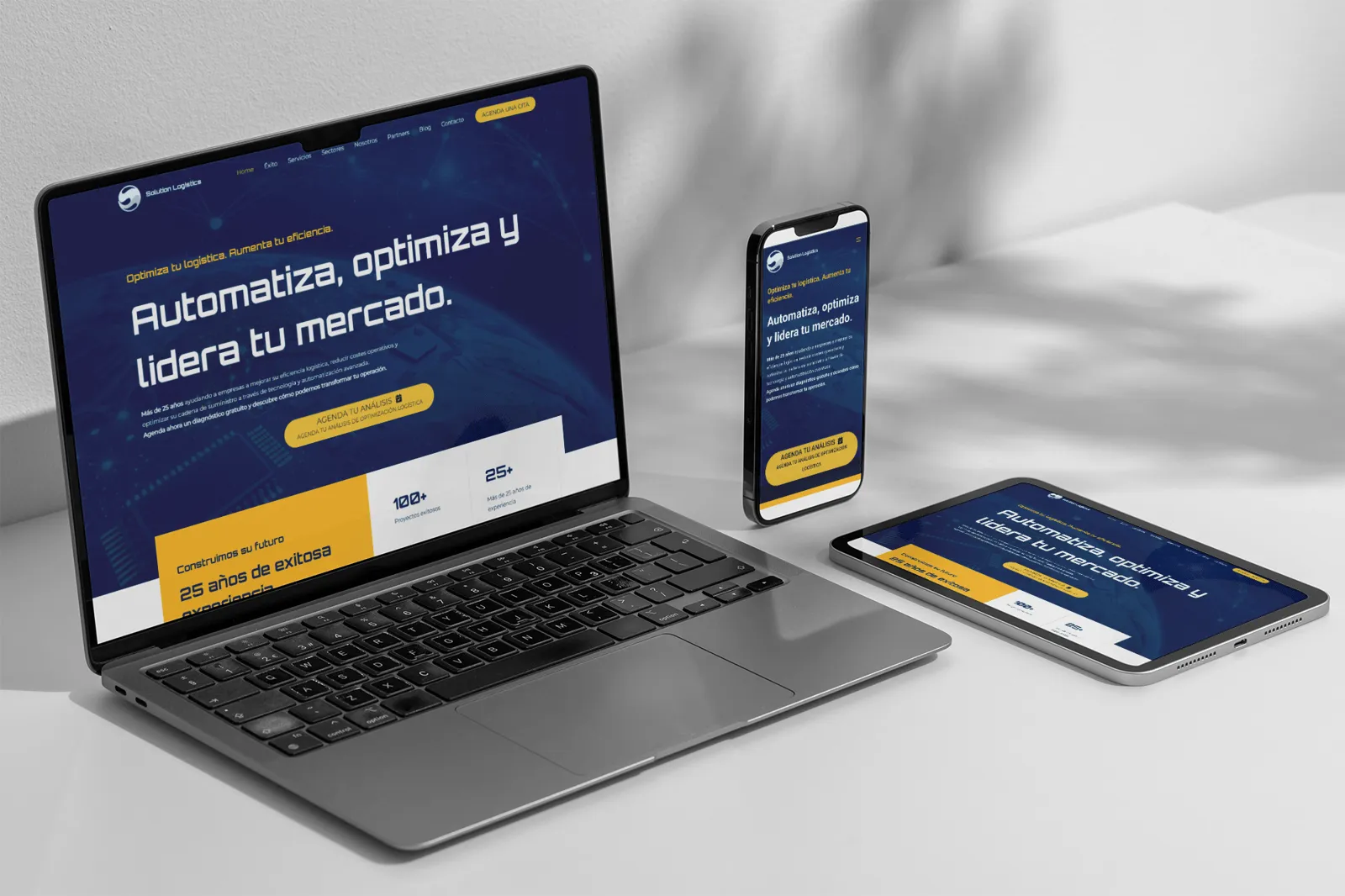 La web de Solution Logistics en un ordenador y un móvil